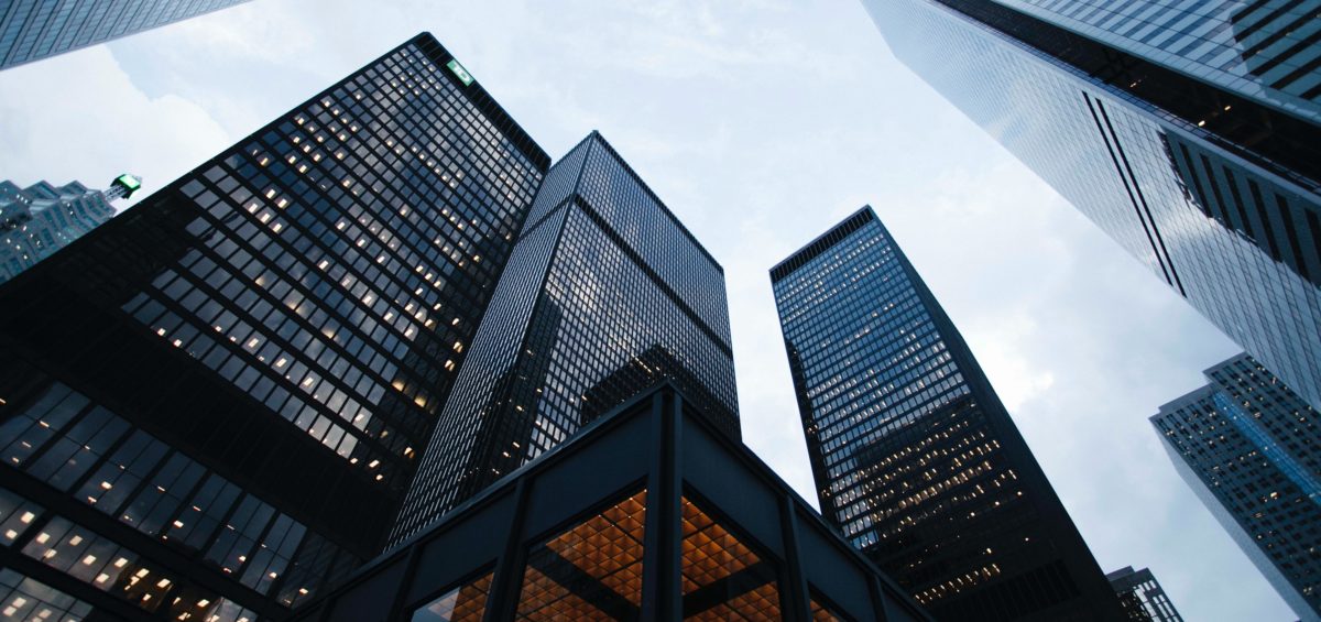 CEO-Kommunikation: Hochhäuser, die ein Unternehmensviertel darstellen.